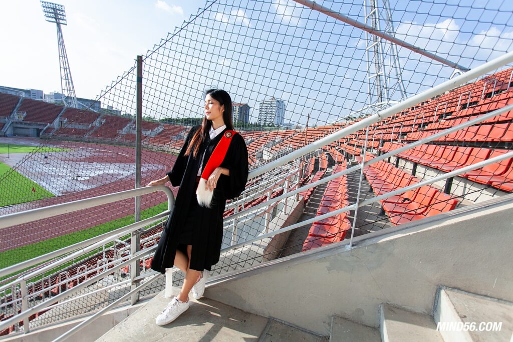 ถ่ายนอกรอบ ชุดครุย มธ