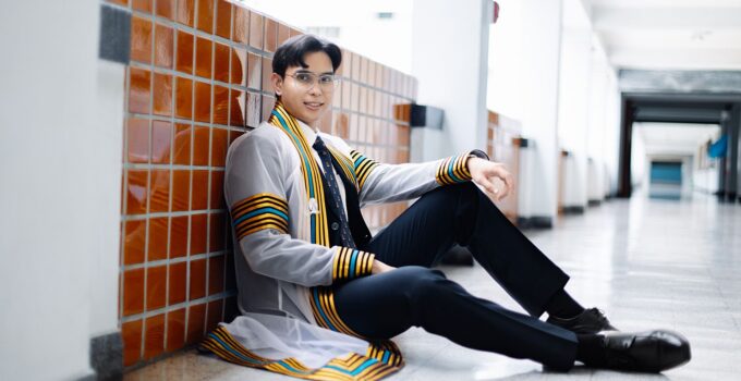 ถ่ายนอกรอบ ชุดครุย