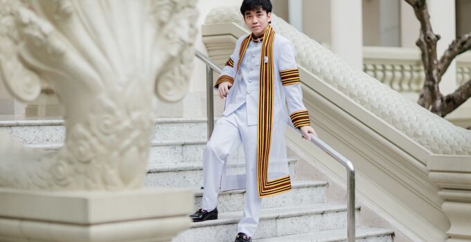 ถ่ายนอกรอบ ชุดครุยผู้ชาย