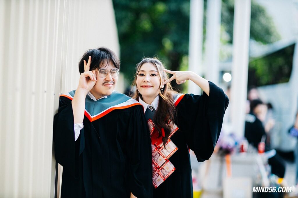 ถ่ายกับเพื่อน รับปริญญา มศว 2568