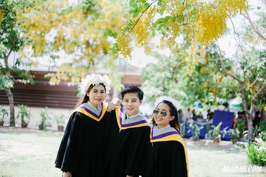 ถ่ายนอกรอบชุดครุย ม.บูรพา