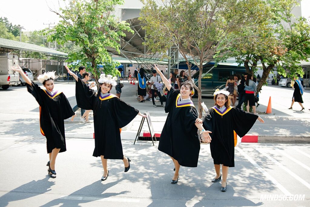 ถ่ายนอกรอบชุดครุย ม.บูรพา 2568