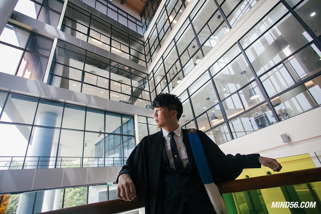 ถ่ายนอกรอบชุดครุย มธ