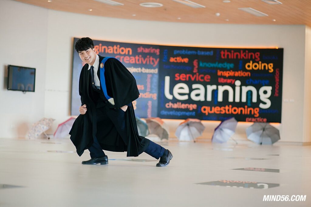 ถ่ายนอกรอบชุดครุย มธ