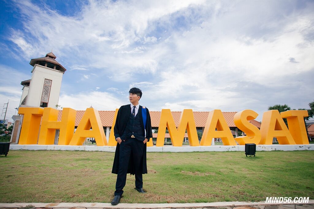 ถ่ายรูปนอกรอบชุดครุย มธ