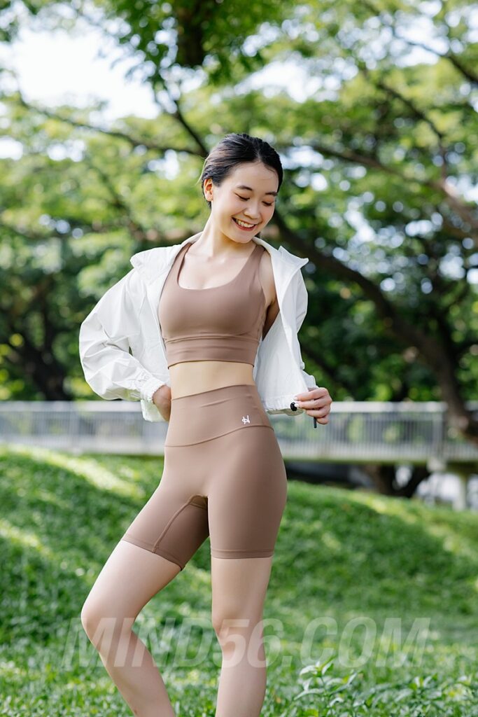 ถ่ายรูปชุดกีฬา โยคะ