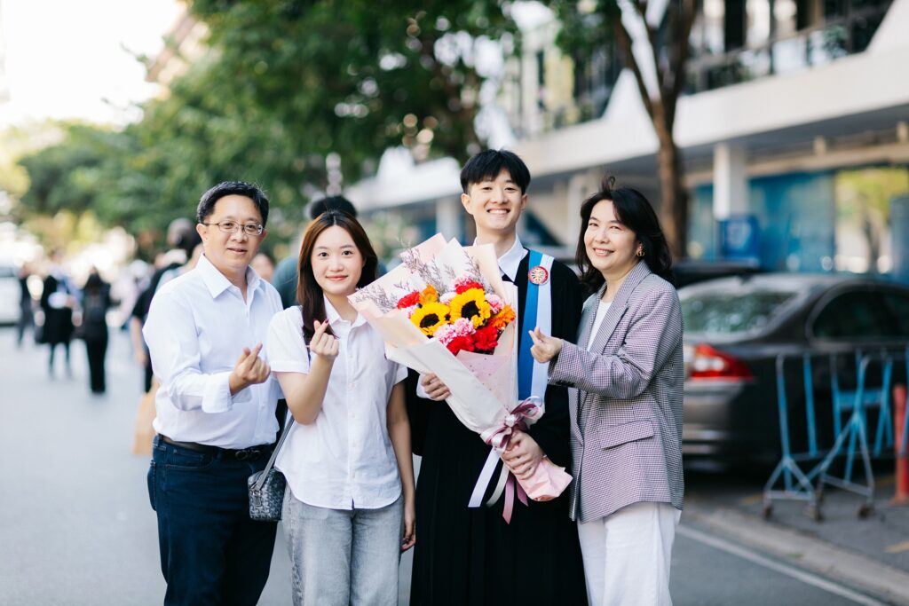 ถ่ายนอกรอบ มธ กับครอบครัว